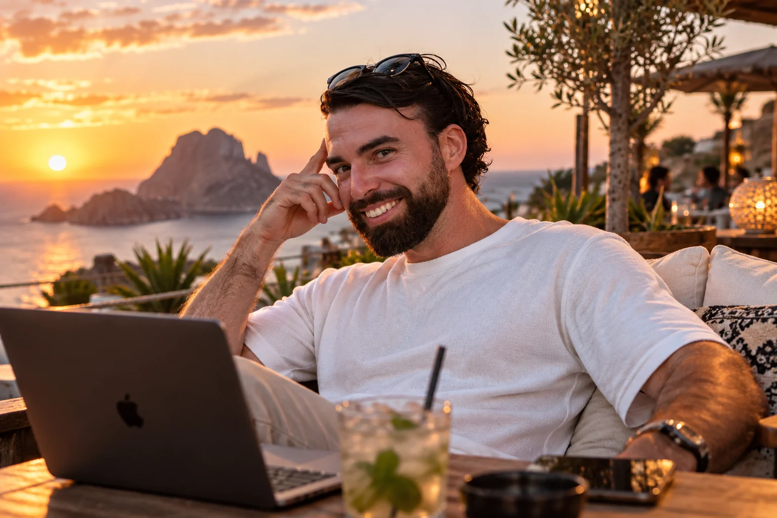 La terrasse, le laptop, la journée de travail