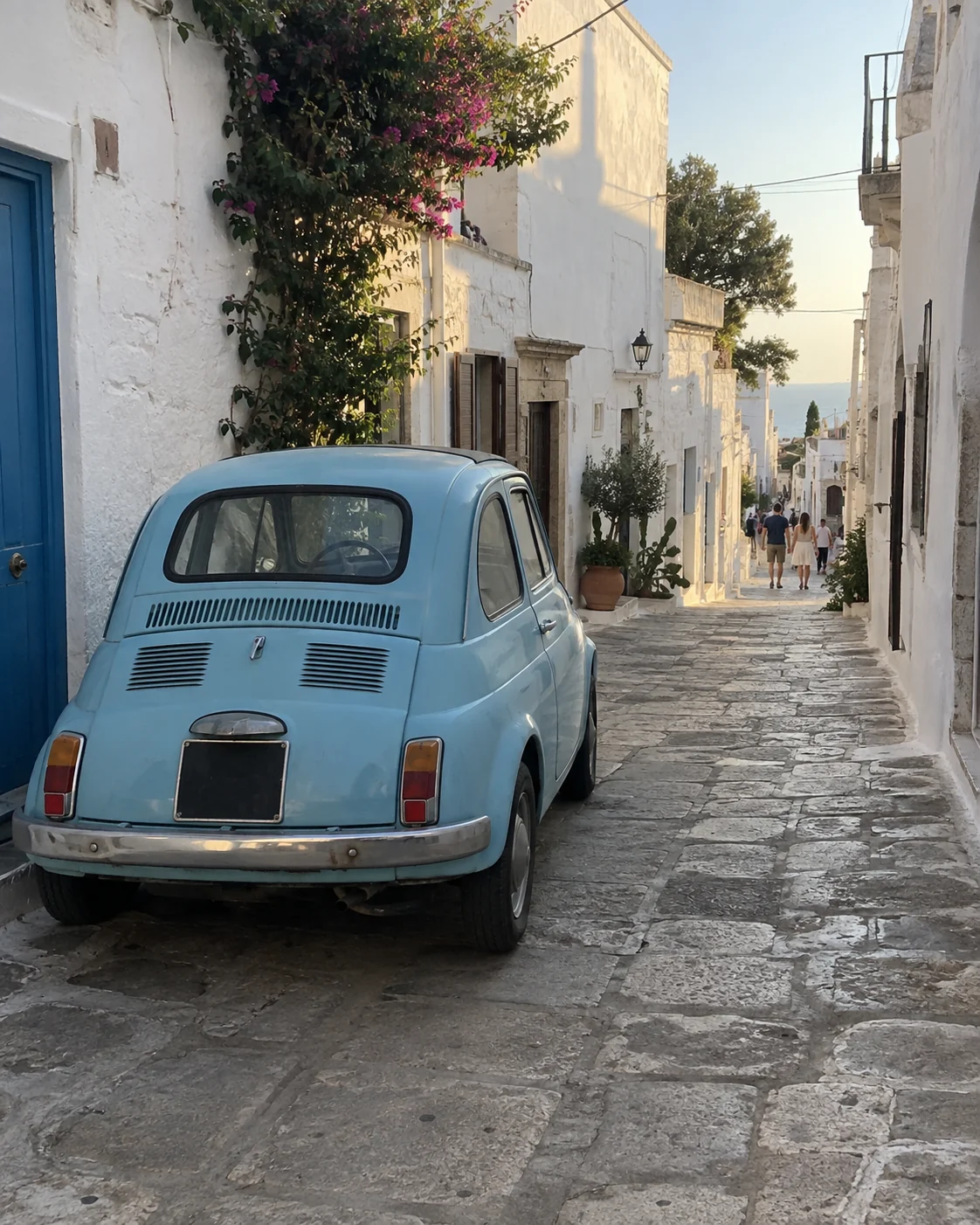 Une petite voiture bleue garée dans une ruelle, photo de téléphone
